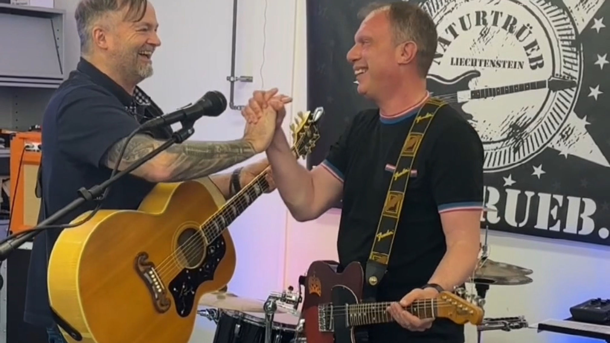 Was passiert, wenn Marco Hoch Andreas Krättli Gitarre spielen lässt? podcasthus.li zeigt’s!